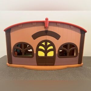Bluey Calypso's School Playset with pictured accessories